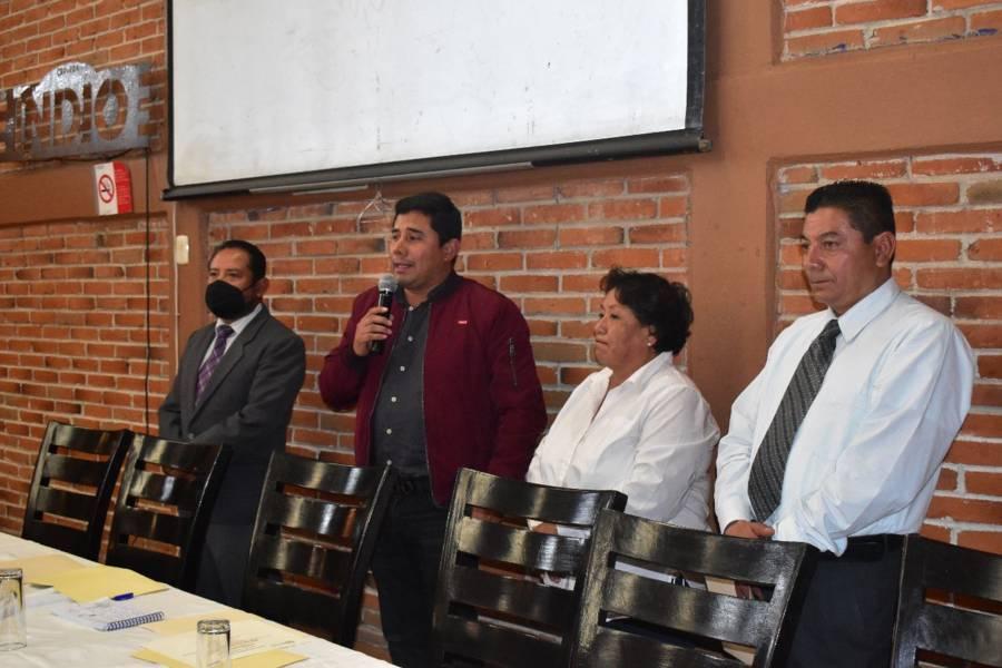 Entrega David Martínez del Razo reconocimiento el Plantel 12 Santa Cruz por 38 aniversario 