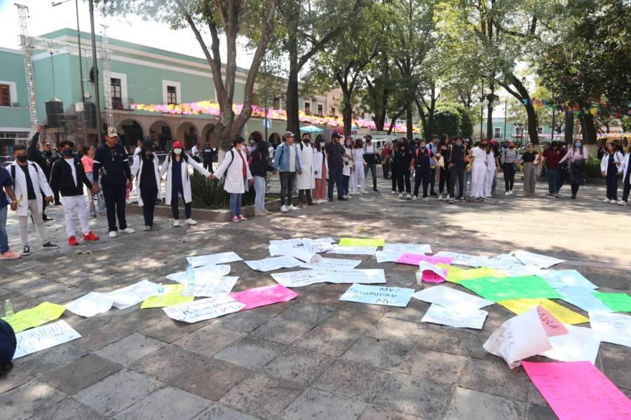 Arriban estudiantes de medicina a Palacio de Gobierno; ya son atendidos en el lugar