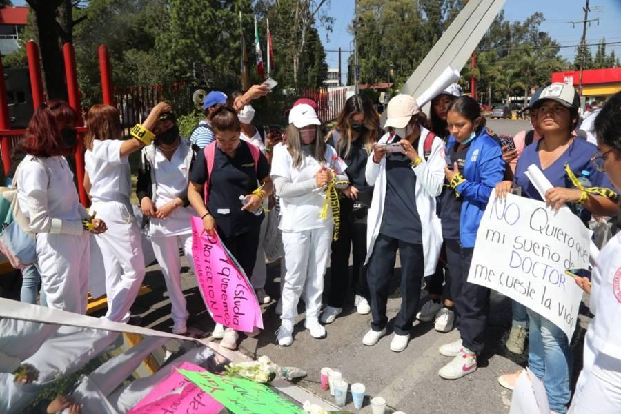 Arriban estudiantes de medicina a Palacio de Gobierno; ya son atendidos en el lugar