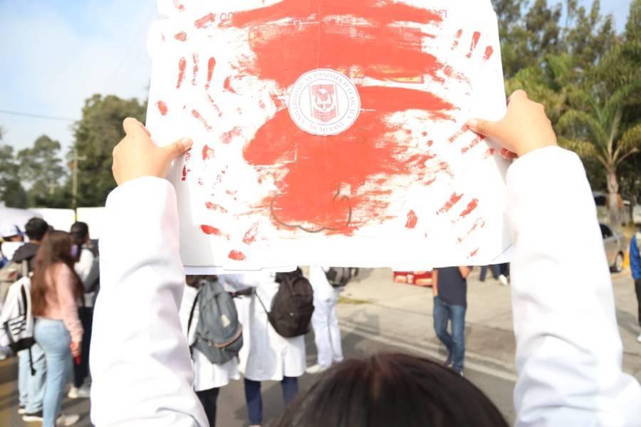 Se manifiestan estudiantes de la UATx por asesinato de unos de sus compañeros en Huamantla