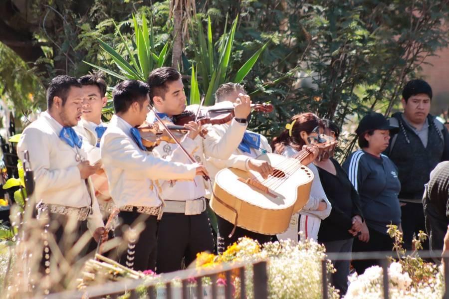 Pobladores de Chiautempan visitan a sus muertos en el panteón municipal 