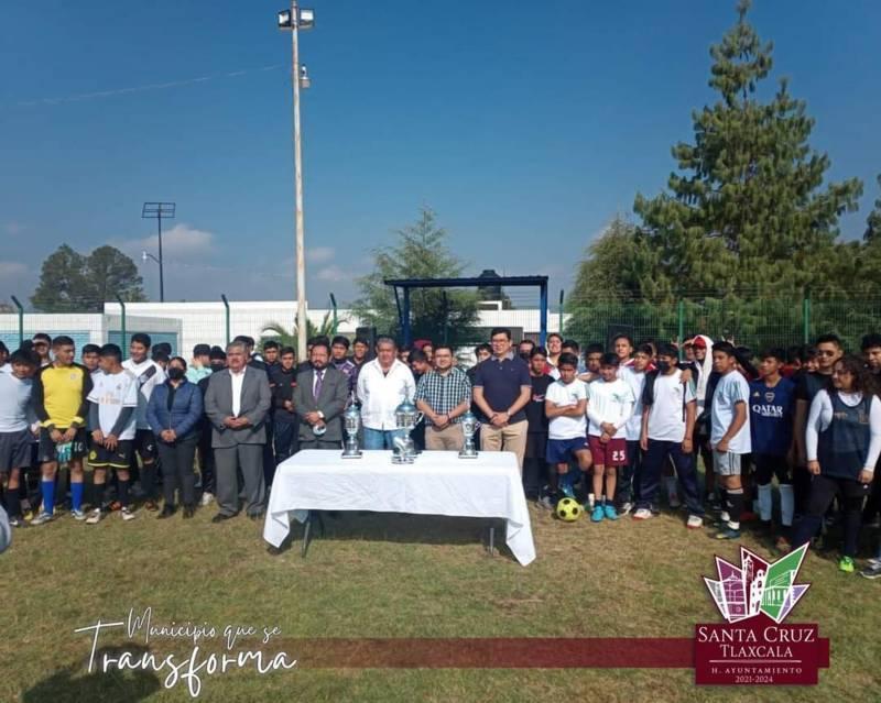 Felicita David Martínez del Razo al plantel 12 Santa Cruz por ganar torneo de fútbol