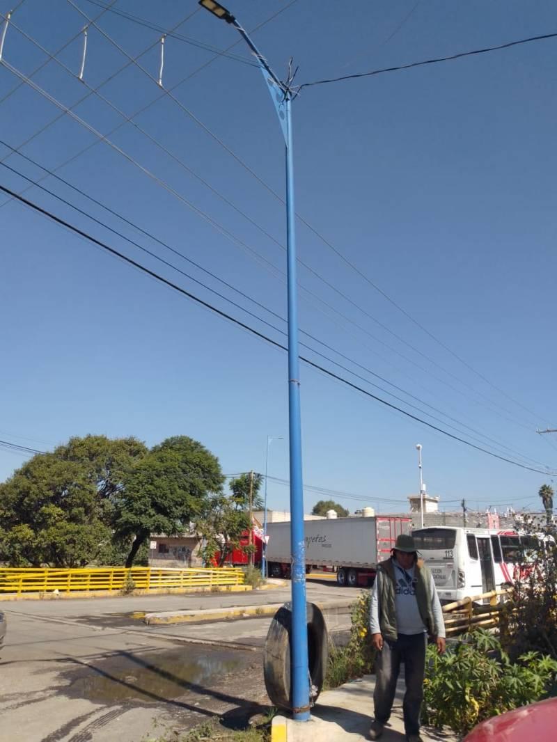 Reparan postes de alumbrado público  a través de la dirección de servicios públicos