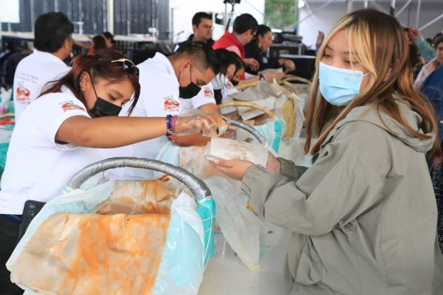 Obsequian 30 mil tacos de canasta y 7 mil molotes en la Feria Tlaxcala 2022