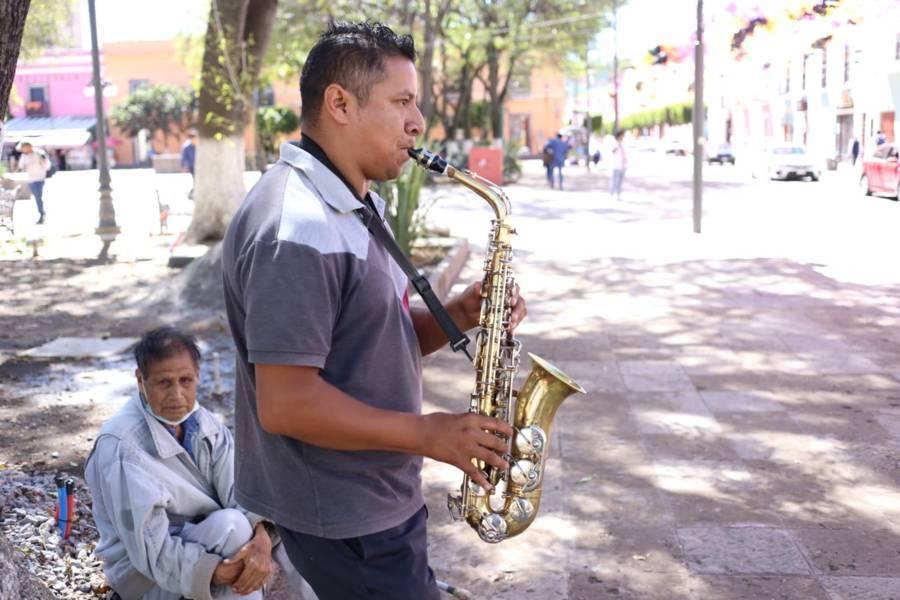 La realidad de Tlaxcala; Andrés se gana la vida en las calles ante el desempleo