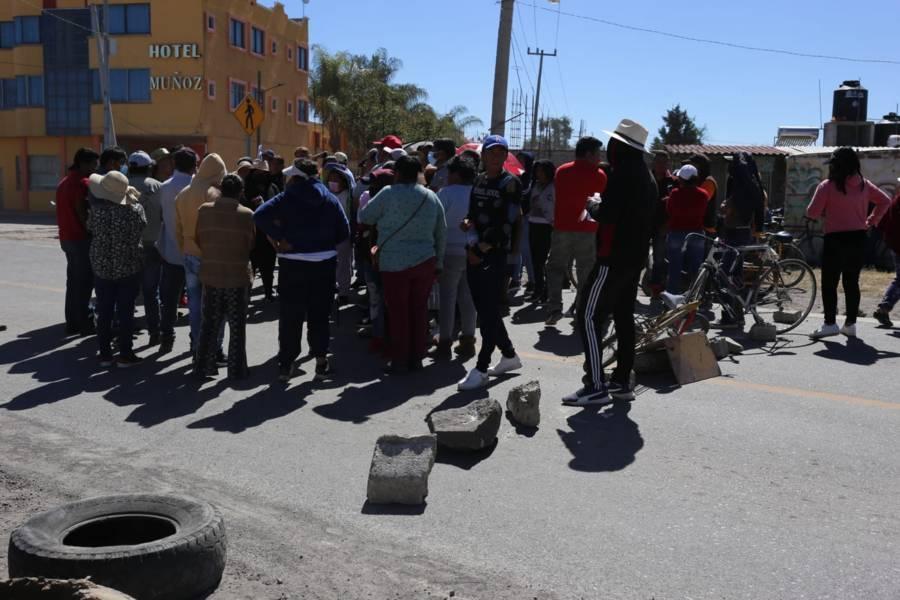 Pobladores de San Mateo Ayecac, bloquean la carretera Tepetitla-Villa Alta