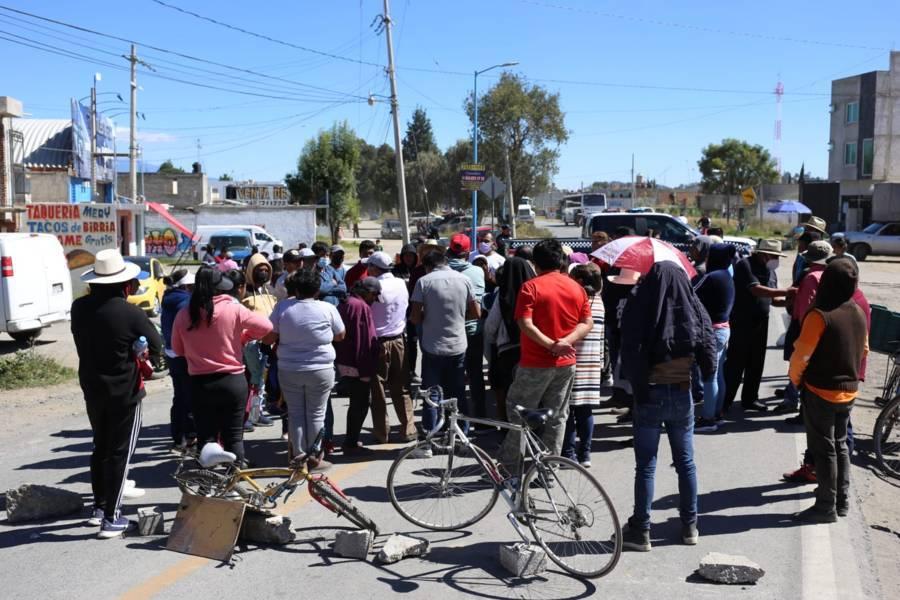 Pobladores de San Mateo Ayecac, bloquean la carretera Tepetitla-Villa Alta
