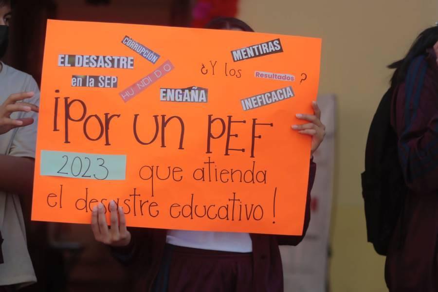 Se manifiestan estudiantes de la FNERRR para pedir más recursos 