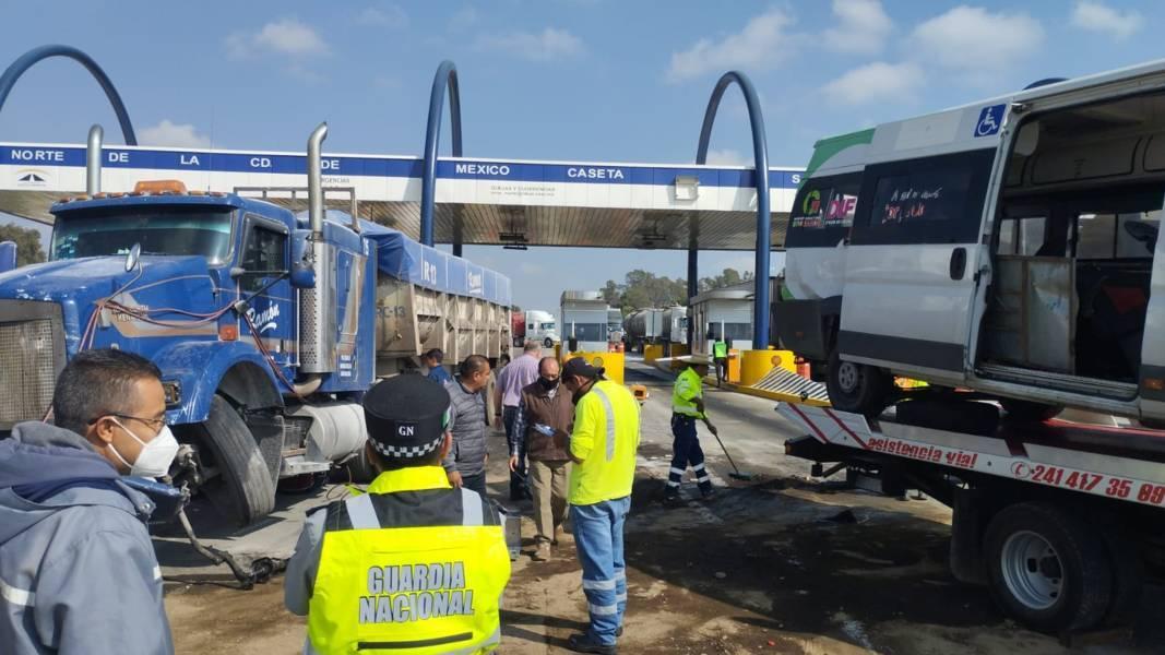 Tráiler sin frenos embiste camioneta del DIF del Edomex en el Arco Norte