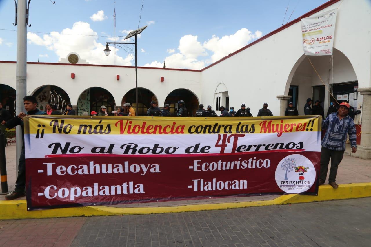 Policías y pobladores de Teolocholco se enfrentan a golpes por presunto despojo de predios