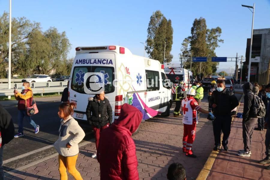Camioneta del transporte público y microbus de ATAH chocan en Chiautempan 