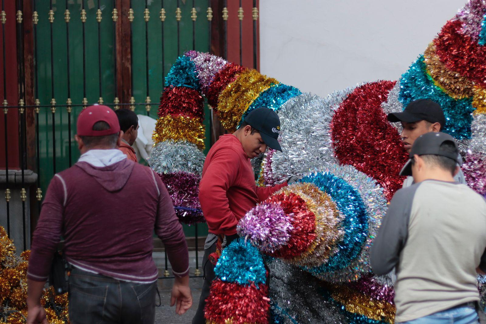 Alistan piñatas monumentales en el centro histórico de Tlaxcala 