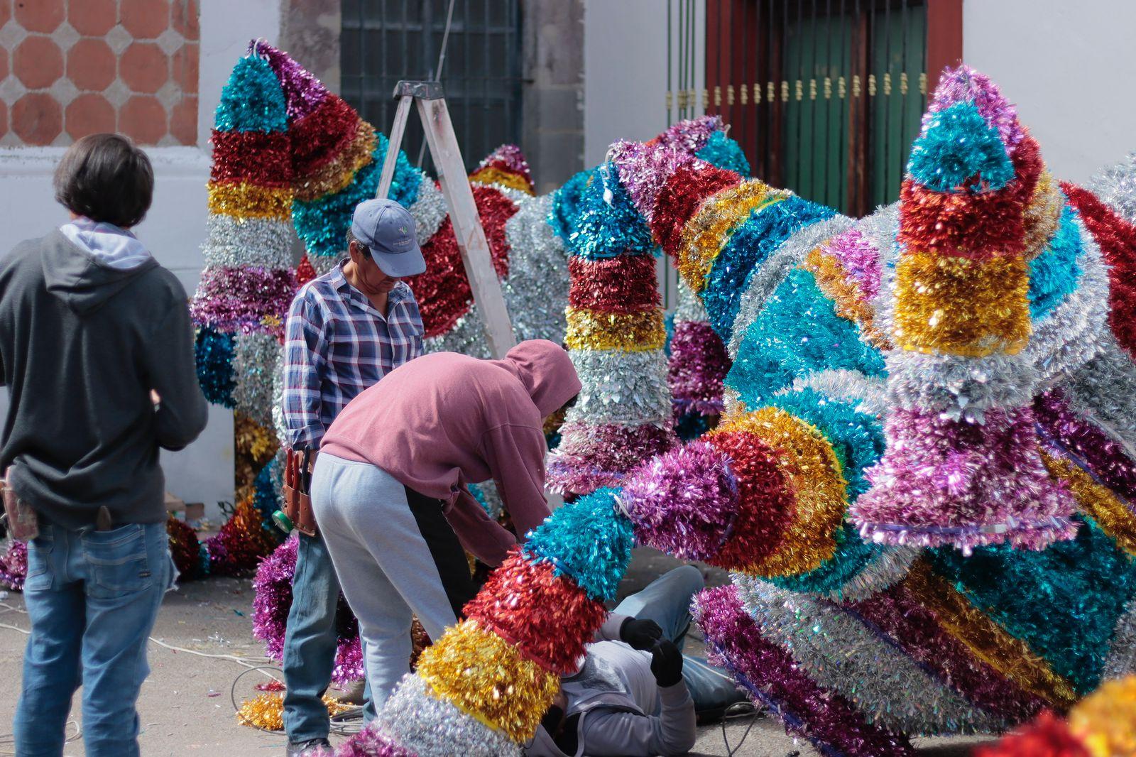 Alistan piñatas monumentales en el centro histórico de Tlaxcala 