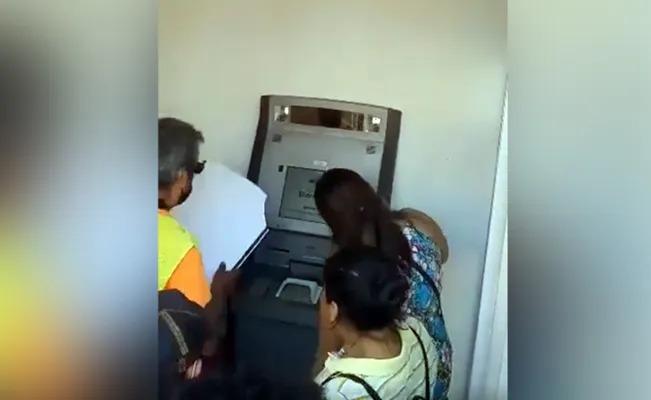 Ciudadanos desatan burlas por echar aire a un cajero automático para que les dierá efectivo