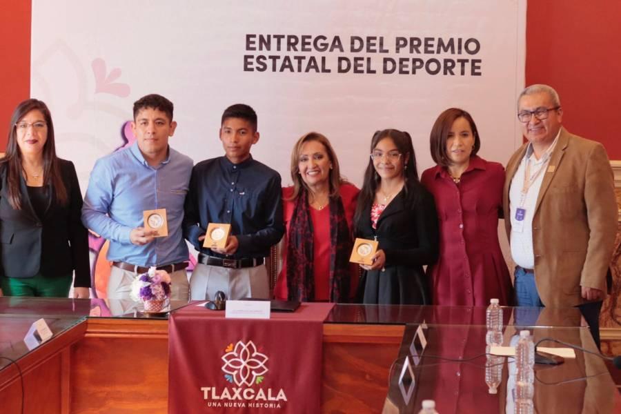 Entrega gobernadora de Tlaxcala, premio estatal del deporte 2022