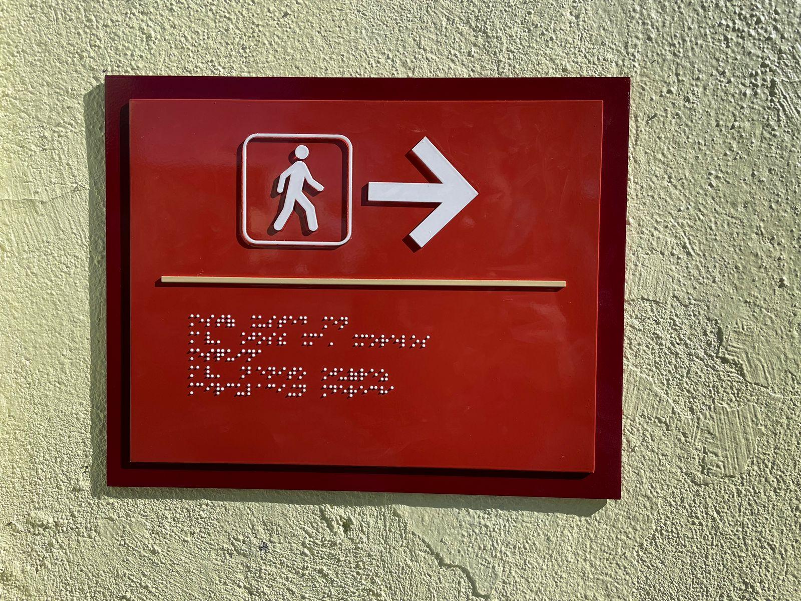Instala ayuntamiento capitalino señalización con sistema braille
