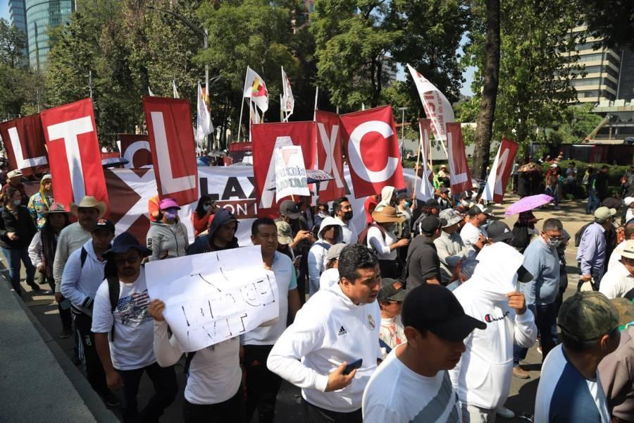 Tlaxcaltecas participan en marcha de la CDMX a favor de AMLO