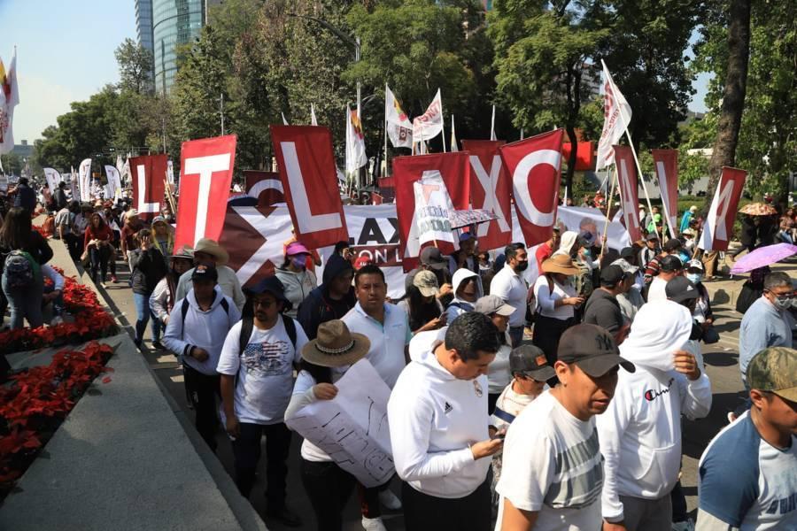 Tlaxcaltecas participan en marcha de la CDMX a favor de AMLO
