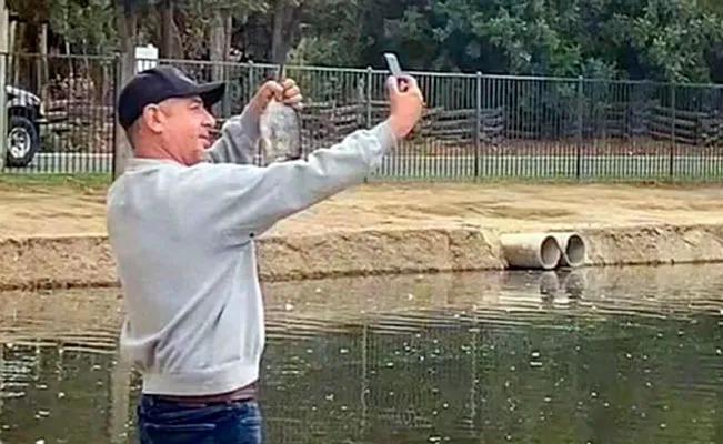 Un hombre se confunde y avienta su celular al agua en lugar de un pez