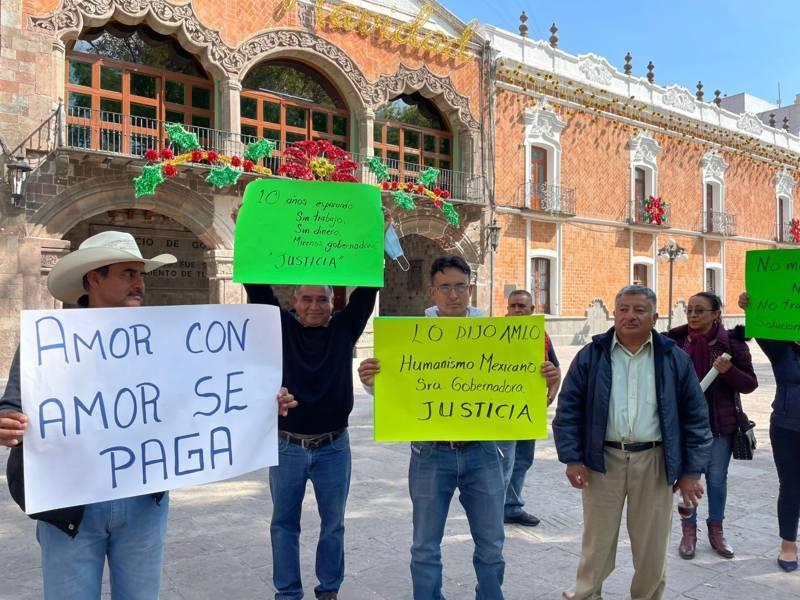 Maestros despedidos del COBAT se manifiestan en  Palacio de Gobierno