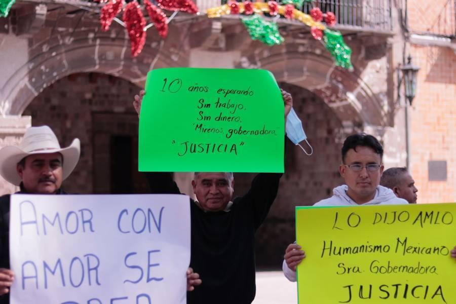 Maestros despedidos del COBAT se manifiestan en  Palacio de Gobierno