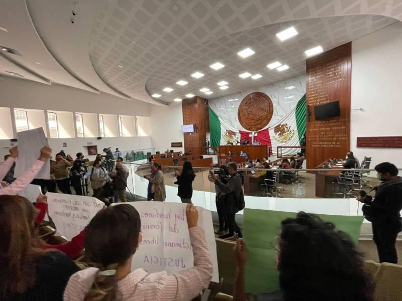 Activistas se manifiestan durante la sesión del Congreso local