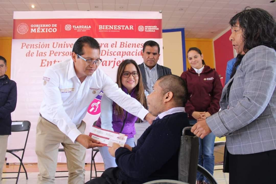 Bienestar entrega tarjetas de pensión por discapacidad en Cuaxomulco