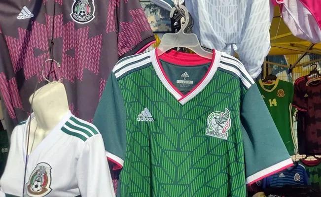 Rematan playeras de la Selección de México para no quemarlas