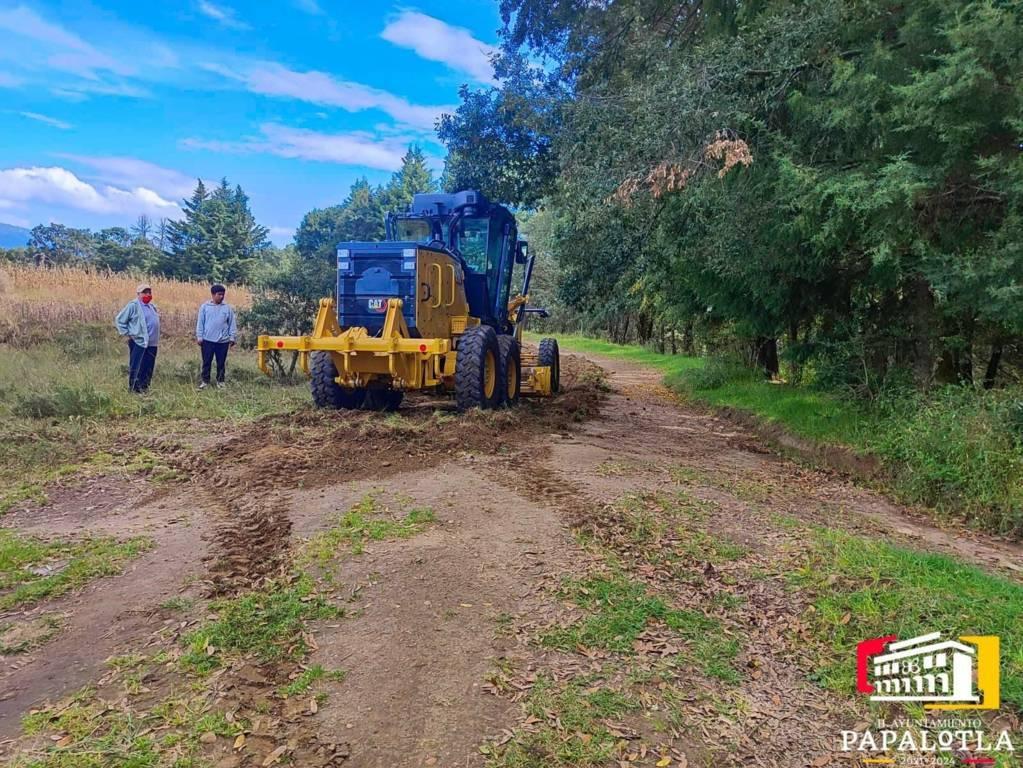 Ayuntamiento de Papalotla mejora caminos de terracería para el paso de productores 
