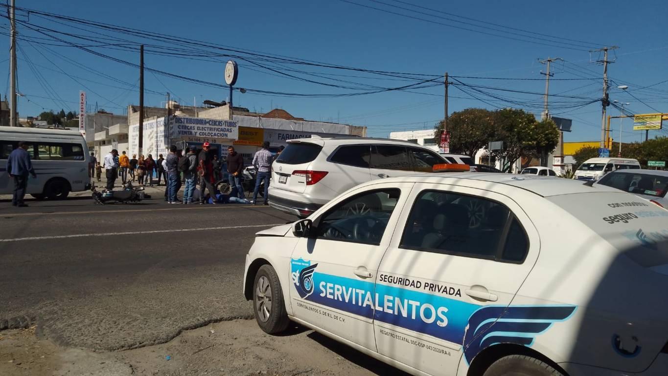 Atropella auto de seguridad privada a motociclista en Acuitlapilco