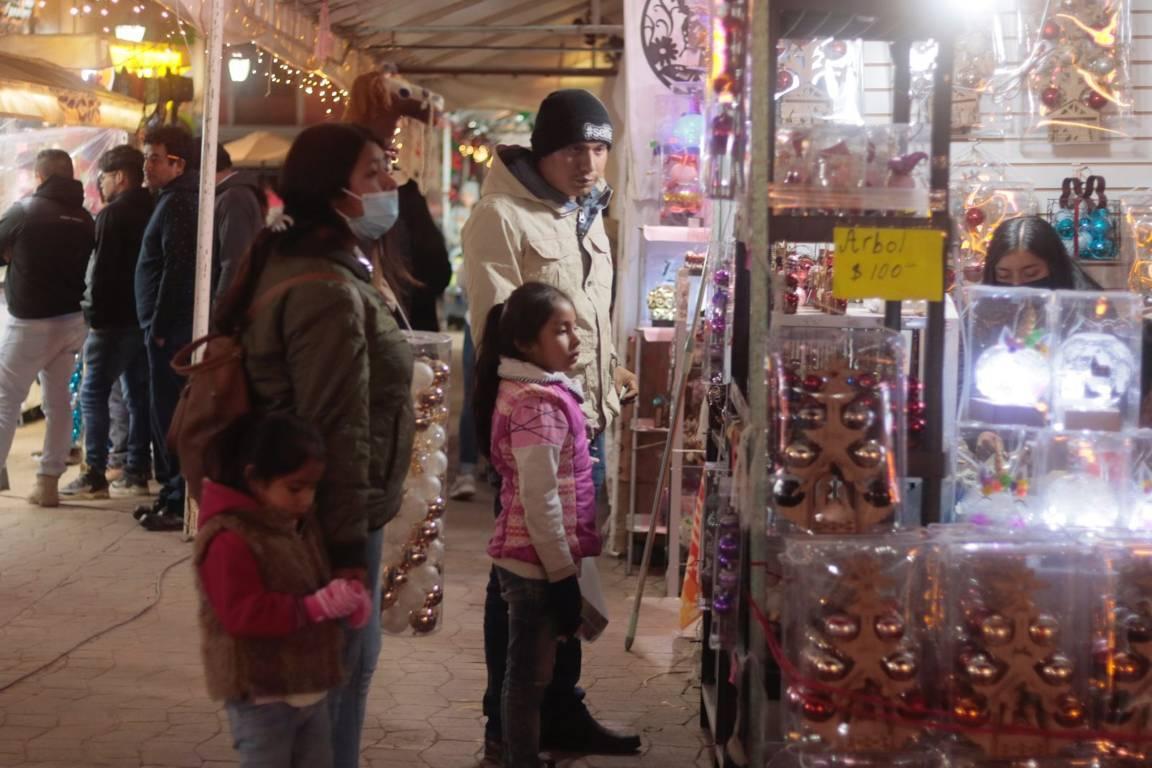 Tlaxcaltecas gustan de adquirir arreglos navideños en Chignahuapan, Puebla