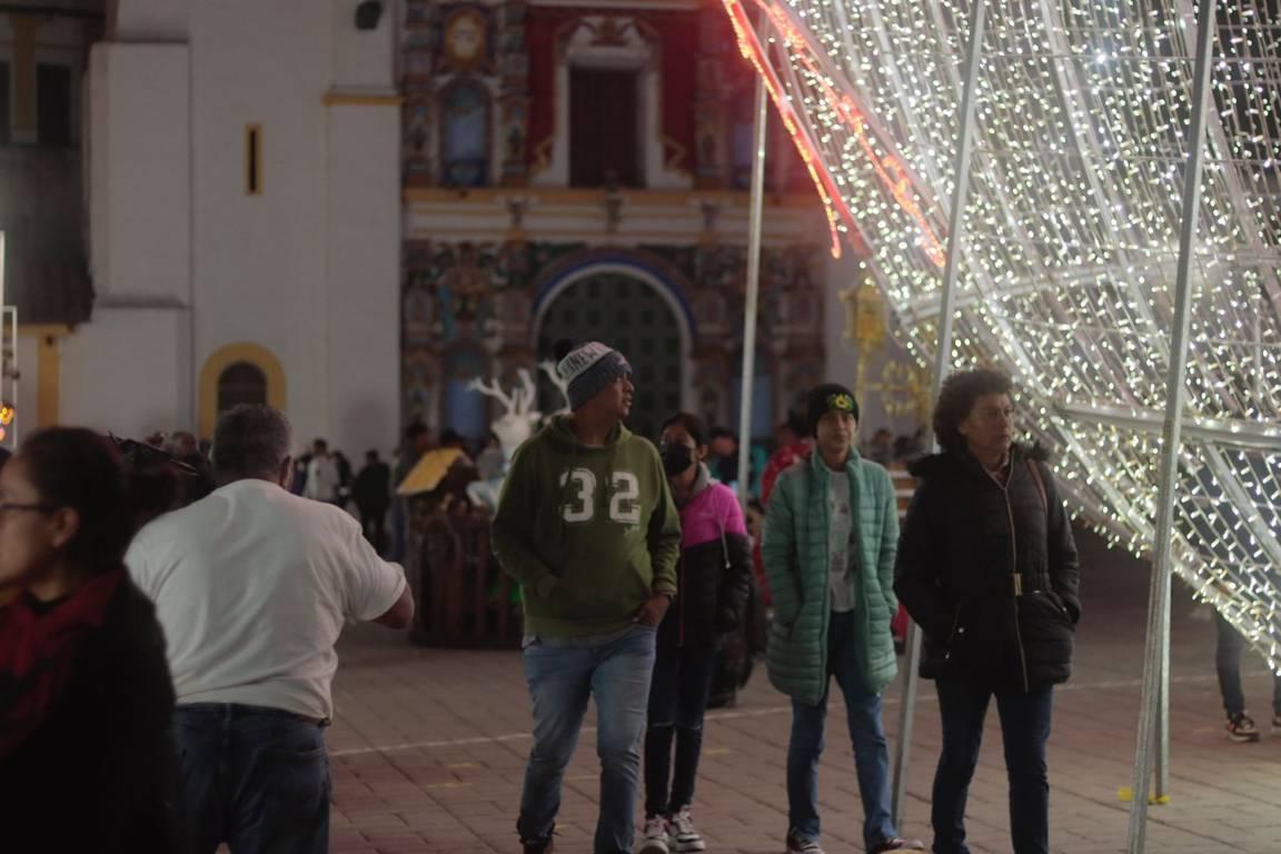 Tlaxcaltecas gustan de adquirir arreglos navideños en Chignahuapan, Puebla