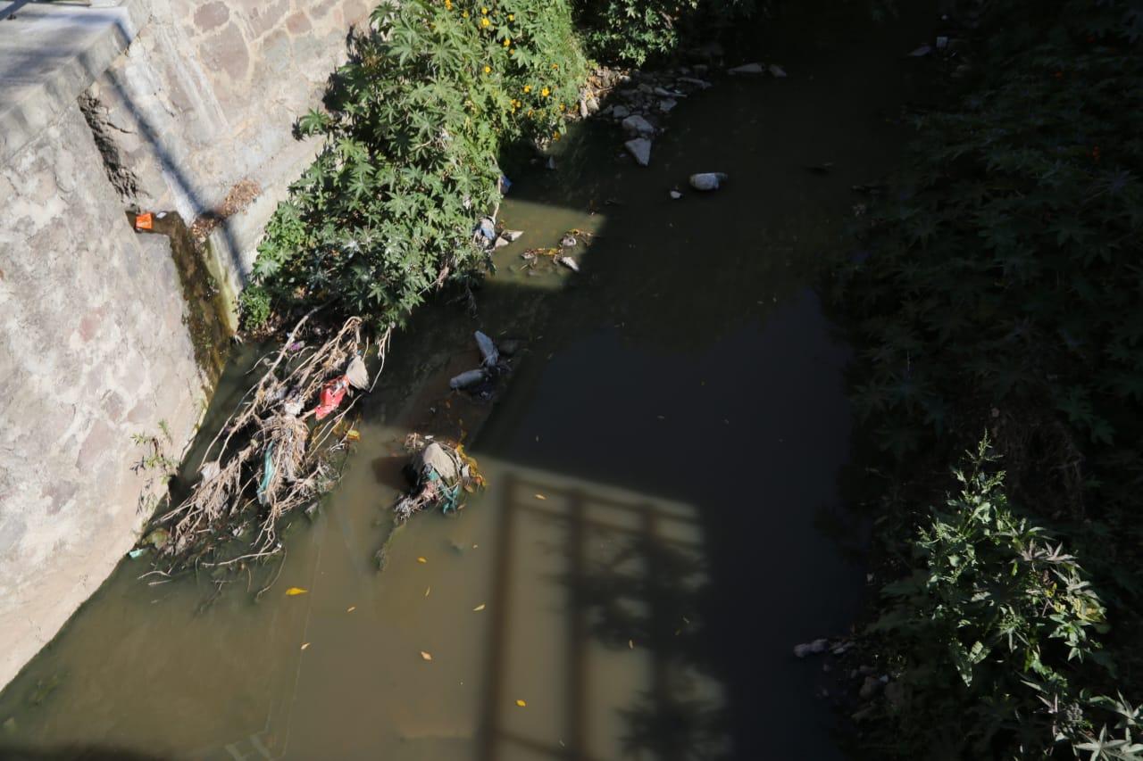 Molesta a vecinos contaminación de río en Unidad Santa Cruz 