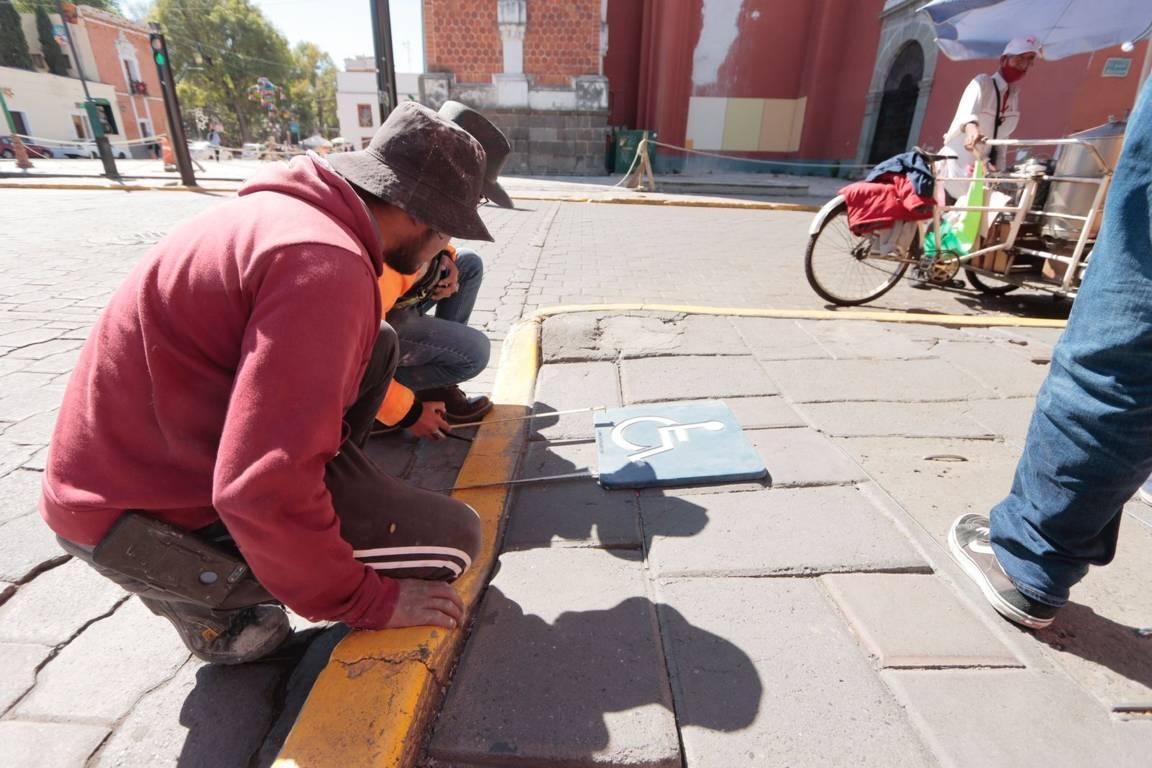 Colocan placas de señalización para personas en silla de ruedas en el centro histórico 