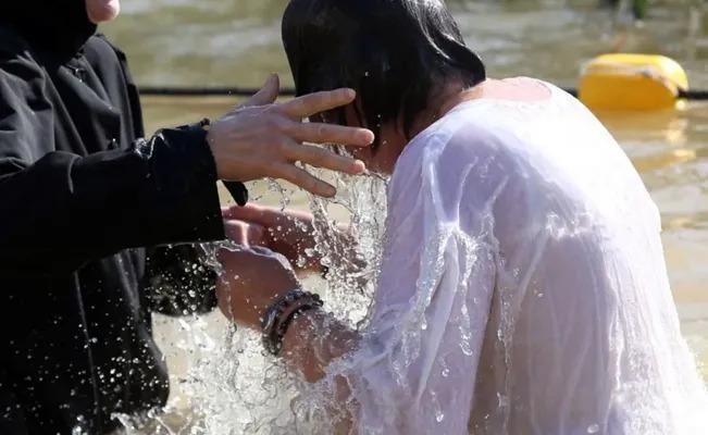 Se desata tormenta y fallecen en el río 14 personas ahogadas mientras las bautizaban