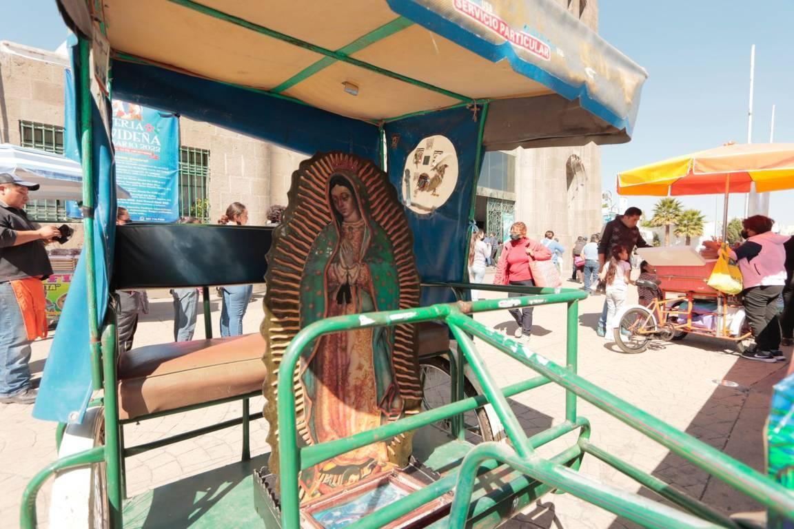 Fieles acuden a visitar a la virgen de Guadalupe en Apizaco 