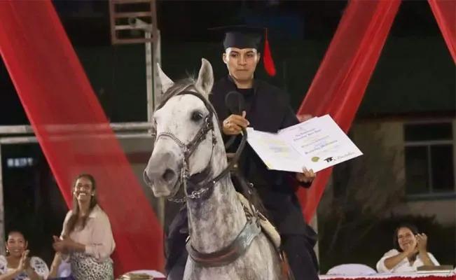 Graduado se monta en su caballo para recibir su diploma; Su medio de transporte a la escuela