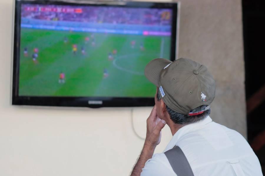 Aficionados al fútbol, disfrutan de la semifinal entre Francia y Marruecos 