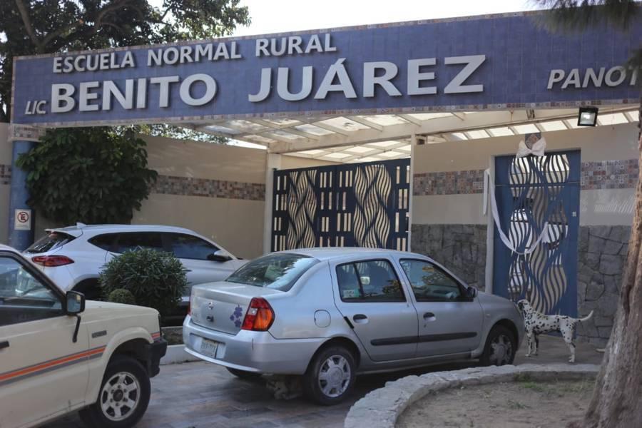Toman estudiantes Normal Rural Benito Juárez de Panotla 