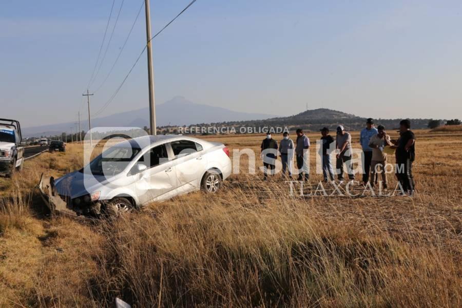 Vuelca automóvil en la carretera Apizaco-Muñoz, en territorio de Yauhquemehcan 