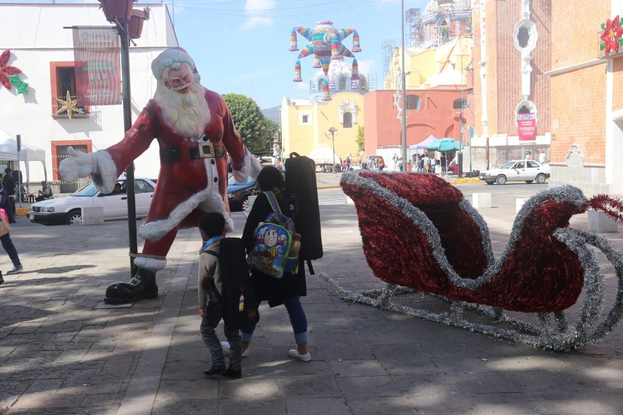 Disfrutan familias de adornos navideños en la capital 