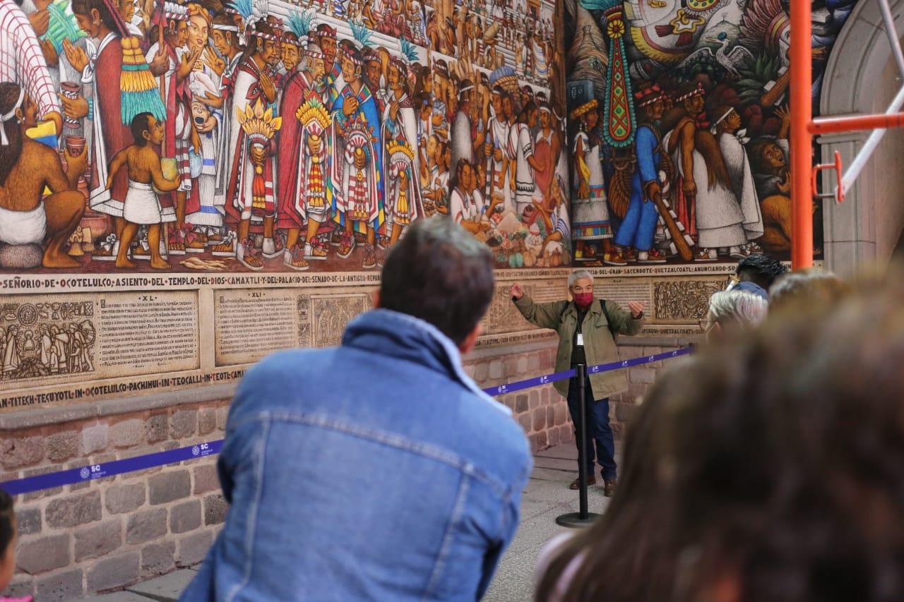 Visitan turistas los murales de Palacio 