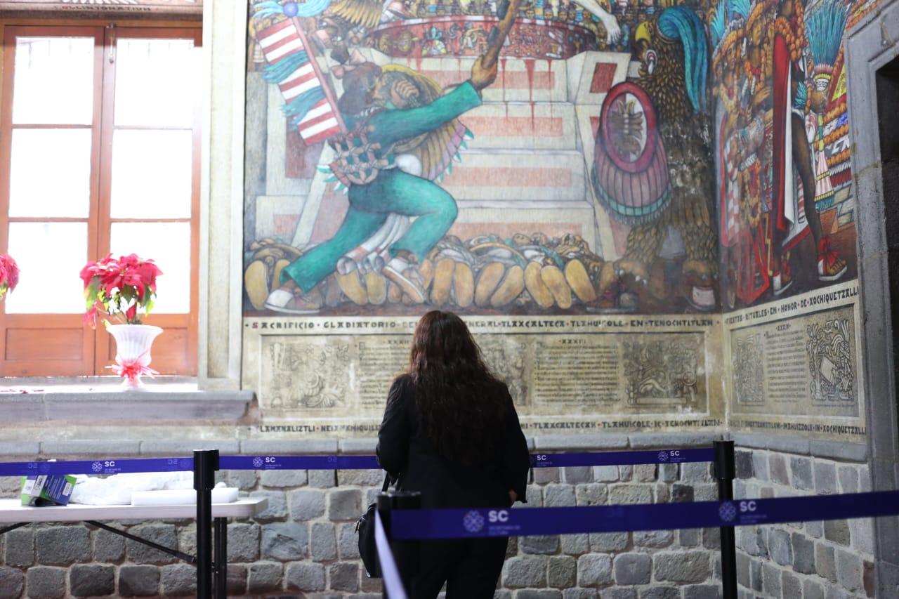 Visitan turistas los murales de Palacio 