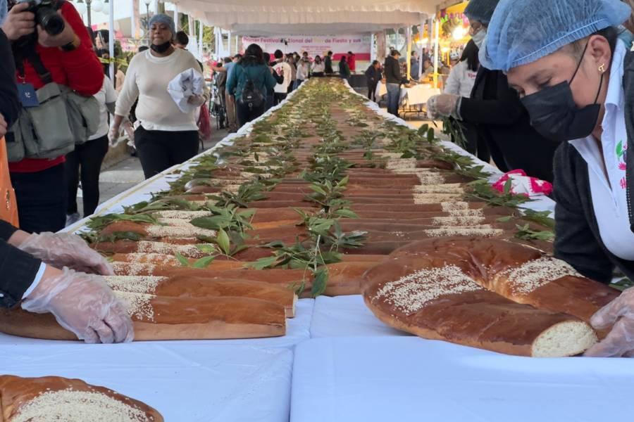 Realizan Pan de Fiesta más largo del mundo en Tlaxcala 