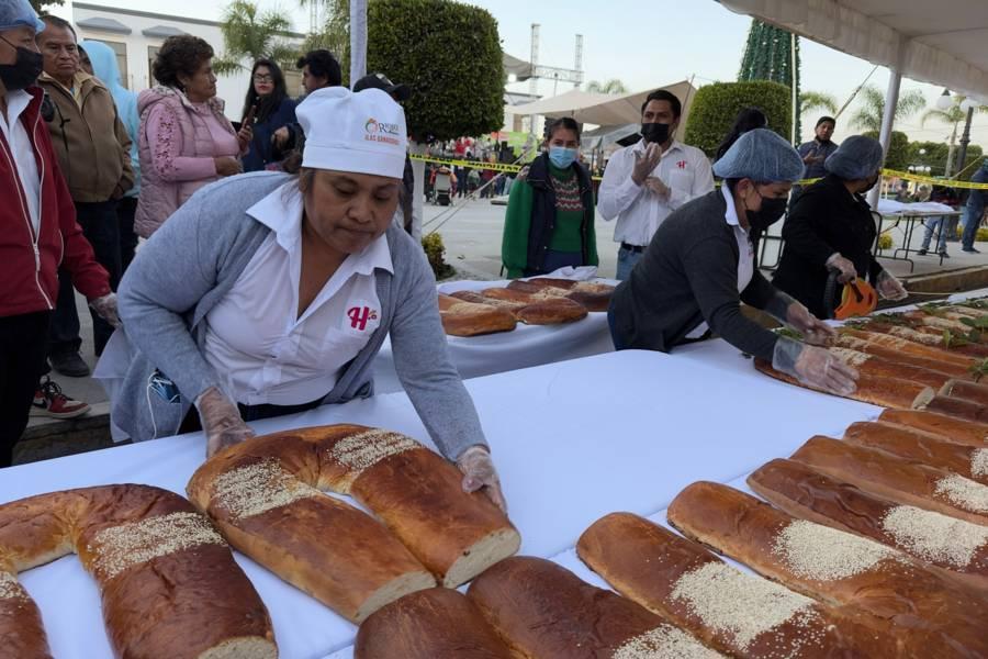 Alistan el pan de fiesta más largo del mundo 