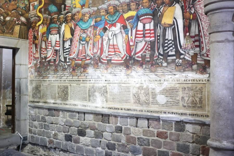 Restauran murales de Palacio de Gobierno 