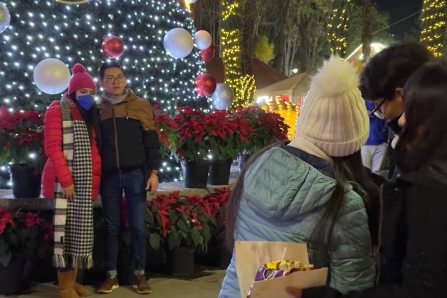 Visitan tlaxcaltecas Villa navideña  en Año Nuevo 