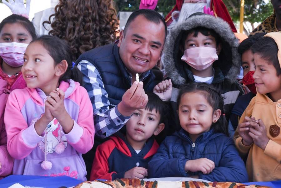 Alcalde de Apetatitlán celebra el Dia de Reyes con niñas y niños 