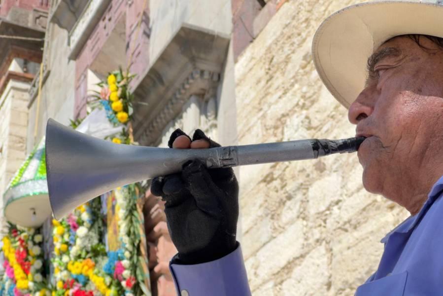 Alberto Pérez, ejecutante de la chirimía, interpreta música azteca a las afueras del templo de los Reyes Quiahuixtlán