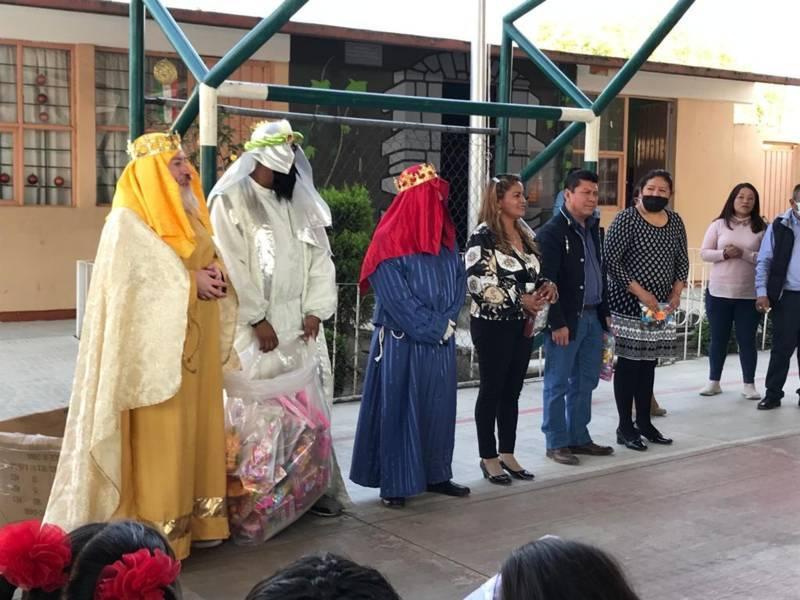 Con regalos, magia e ilusión, arribaron los Reyes Magos a instituciones educativas de Contla